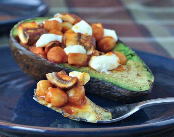 Buffalo Chickpea Bella Baked Avocado @spabettie 