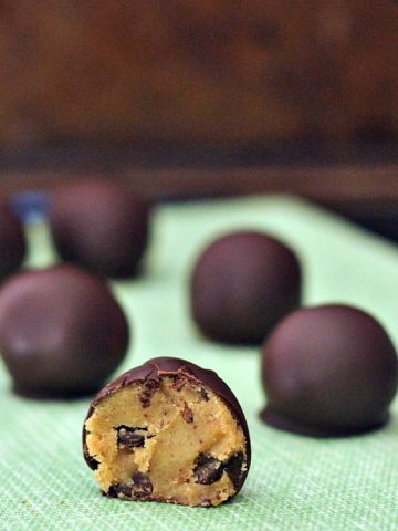 Raw Chocolate Chip Cookie Dough Truffles @spabettie