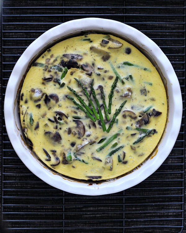 overhead view of vegan mushroom quiche in a deep dish pie plate