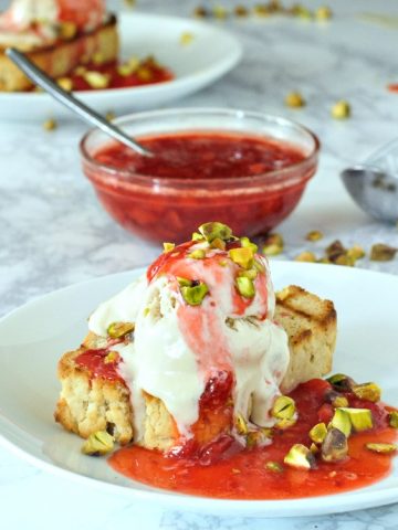 Grilled Vanilla Pint Cake with Strawberry Sauce and Pistachio @spabettie