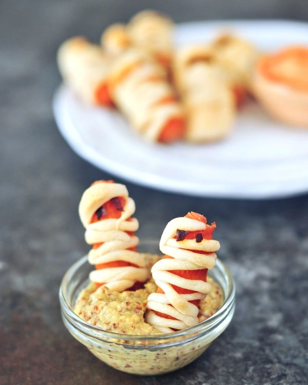 Mini Carrot Mummies @spabettie #vegan #glutenfree #appetizer #party #snack #Halloween