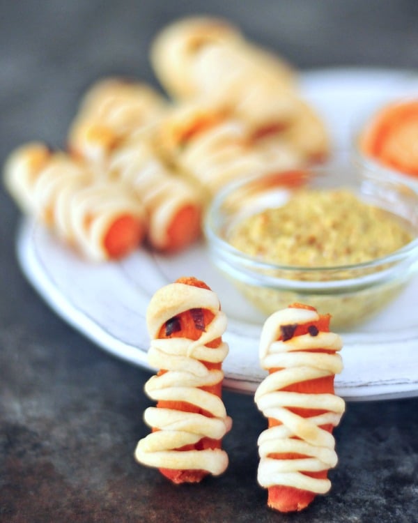 Mini Carrot Mummies @spabettie #vegan #glutenfree #appetizer #party #snack #Halloween