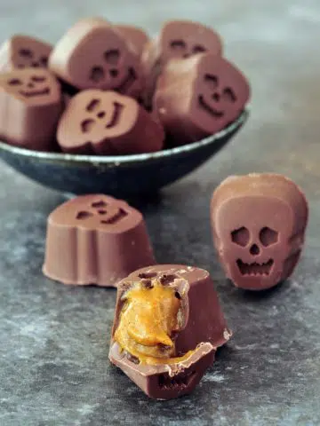 Pumpkin Caramel Chocolates @spabettie #vegan #glutenfree #chocolate #candy #Halloween